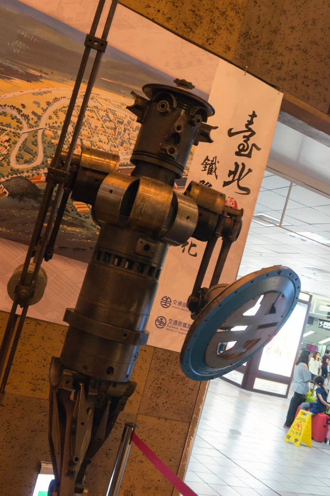 台北駅にある先行者のようなロボット