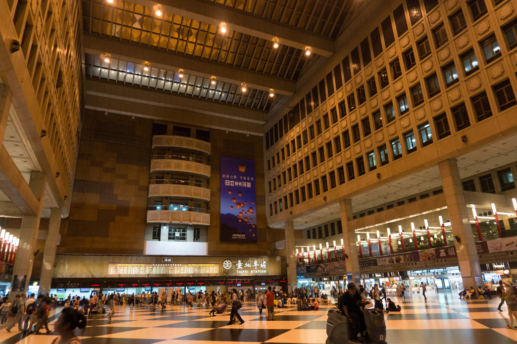 巨大な台北駅の駅舎