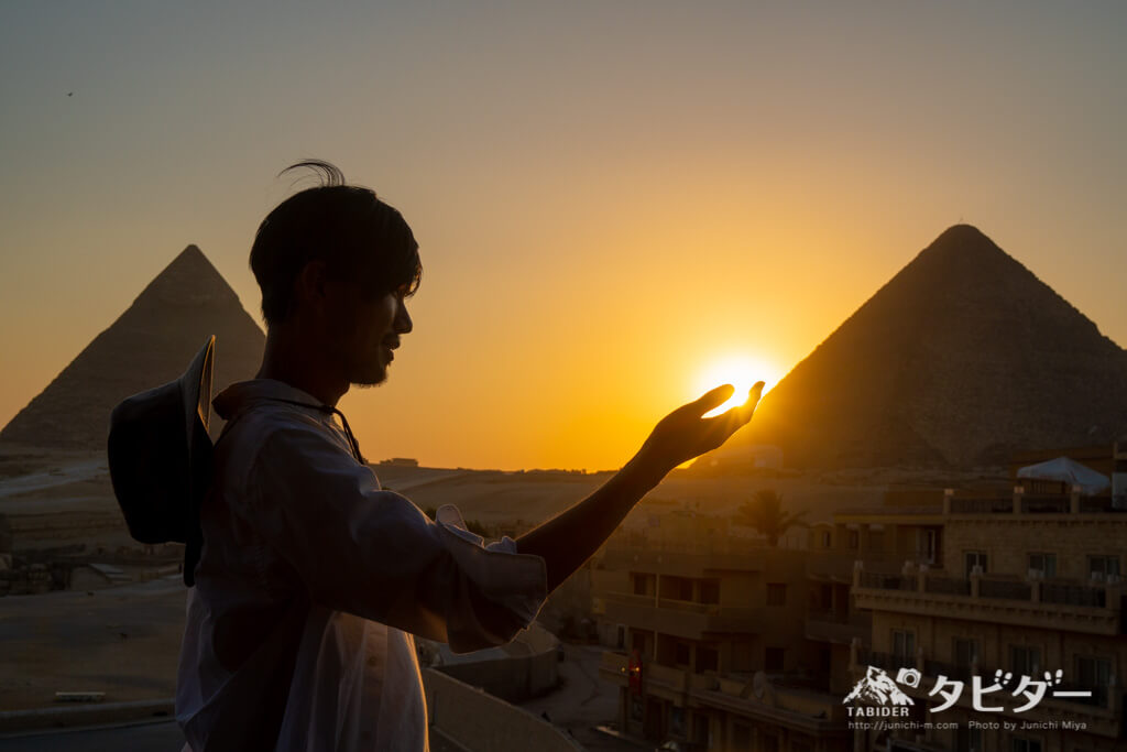 ピラミッドと夕日