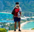 軽装のバックパッカー