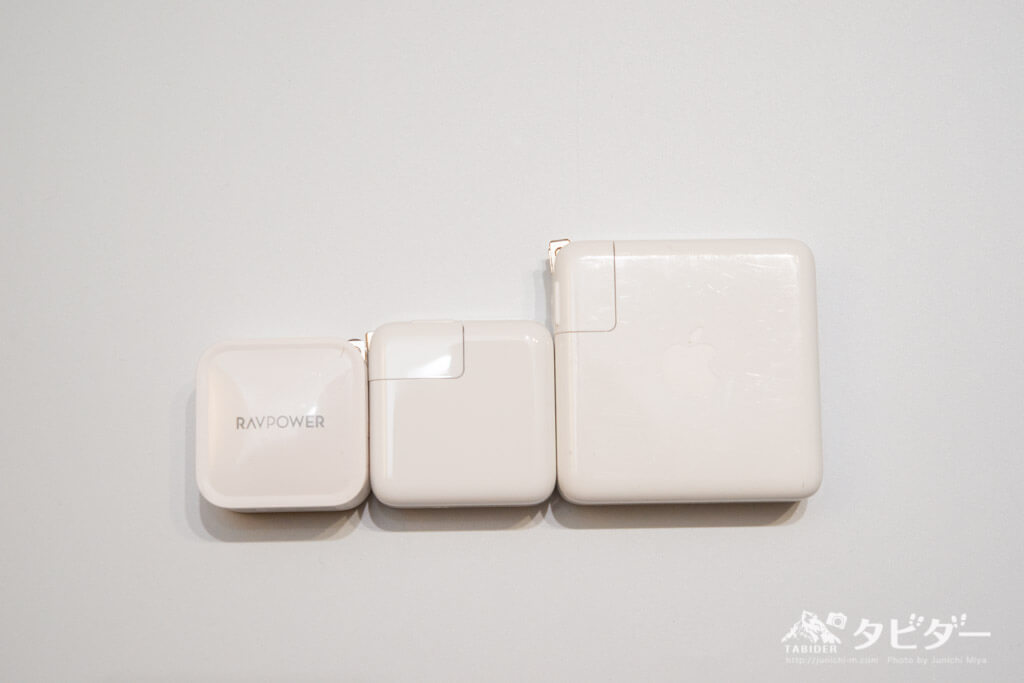左からRAVPower、MacBookAir M1、MacBook Pro15インチの充電アダプタ