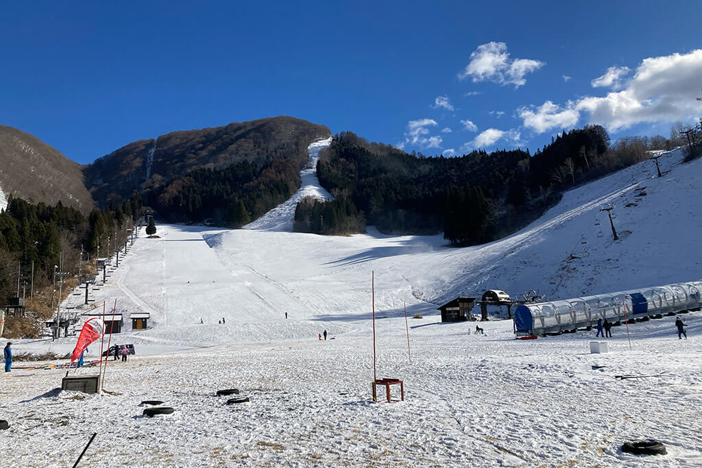 野沢温泉スキー場 日影ゴンドラリフト付近のゲレンデ。2022年12月末頃でしたが、雪不足でした。（※翌日から一気に大雪になりました）